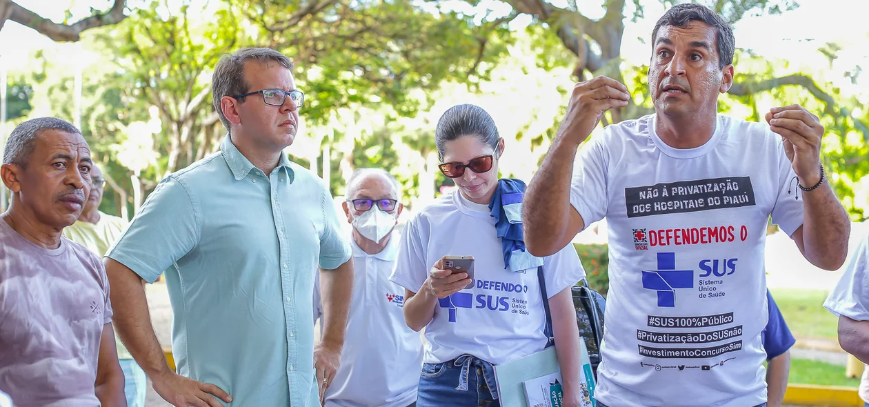 Samuel Rego ao lado de profissionais da saúde