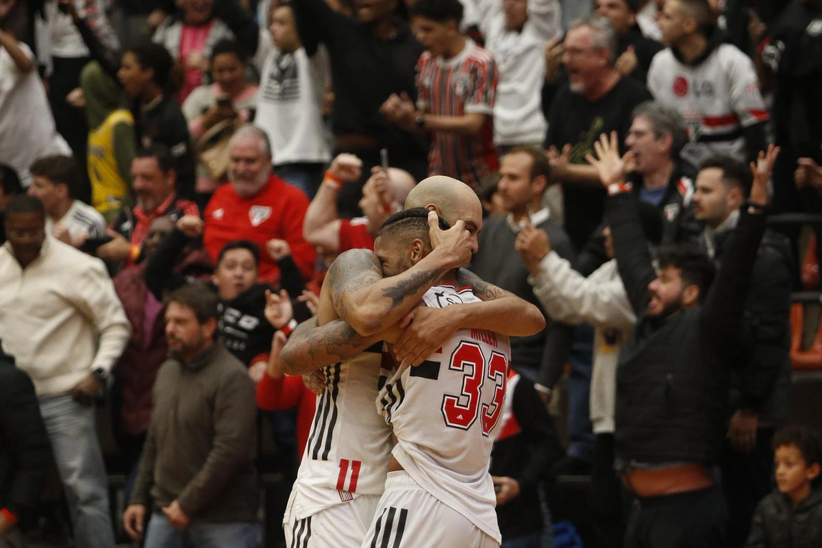 São Paulo comemora vitória em cima do Flamengo e classificação para final da NBB