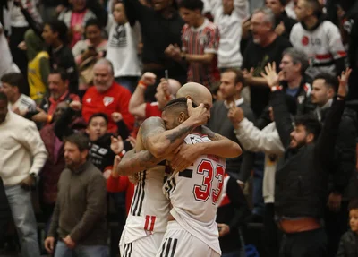 São Paulo comemora vitória em cima do Flamengo e classificação para final da NBB