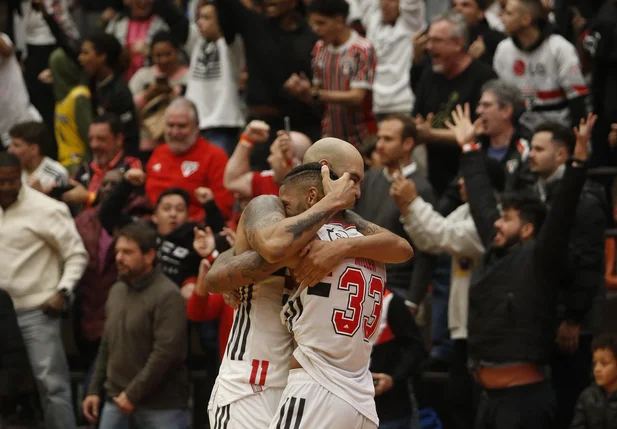 São Paulo comemora vitória em cima do Flamengo e classificação para final da NBB