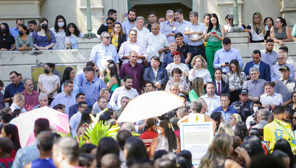 Secretariado e amigos receberam o prefeito em frente o Palácio da Cidade