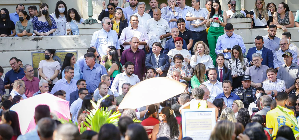Secretariado e amigos receberam o prefeito em frente o Palácio da Cidade