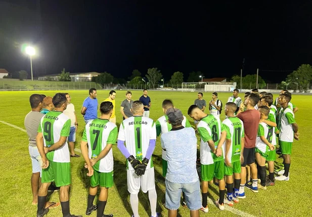 Seleção Curimataense de Futebol recebendo os materiais esportivos