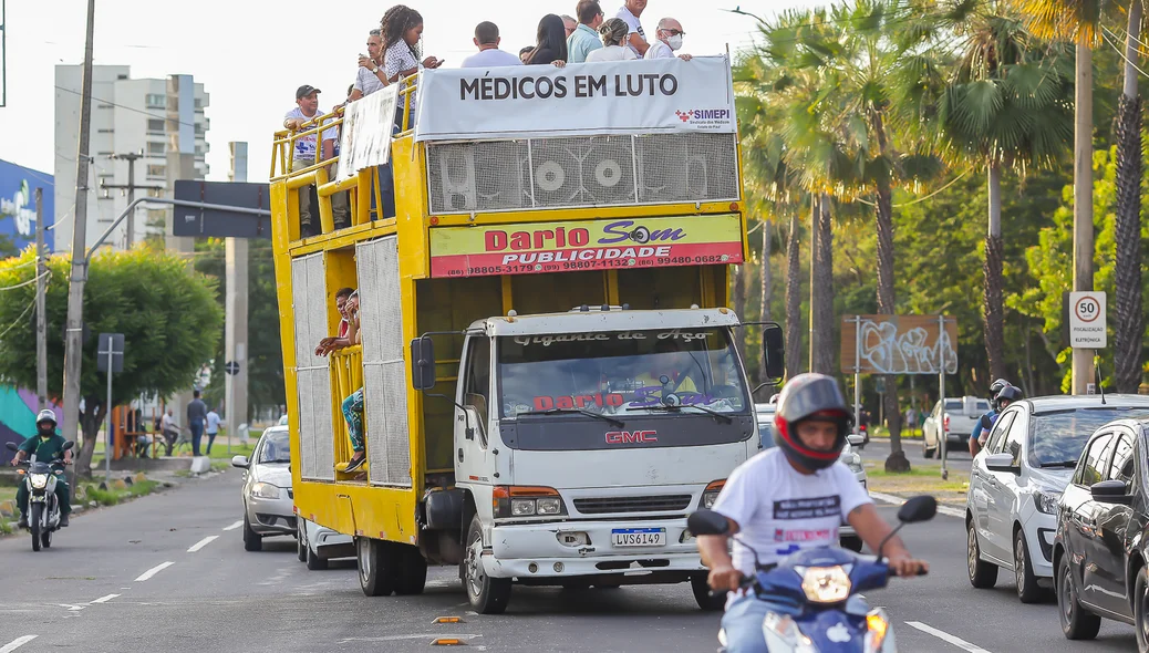 Servidores seguiram no trio elétrico até o Hotel Blue Tree