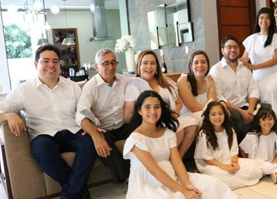 Teresinha com os três filhos sentadis ao seyu lado