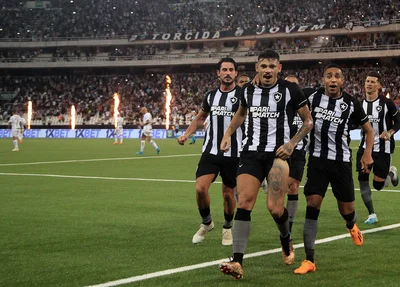 Tiquinho Soares comanda a vitória do Botafogo por 3 a 0 no Nilton Santos