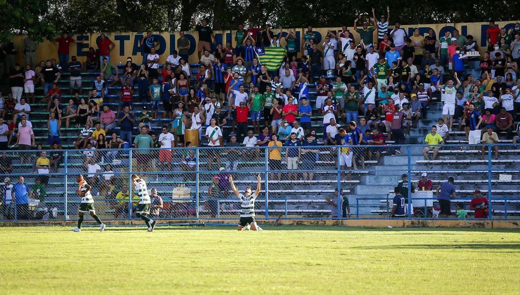 Torcida piauiense vibra em apoio ao atacante Manoel