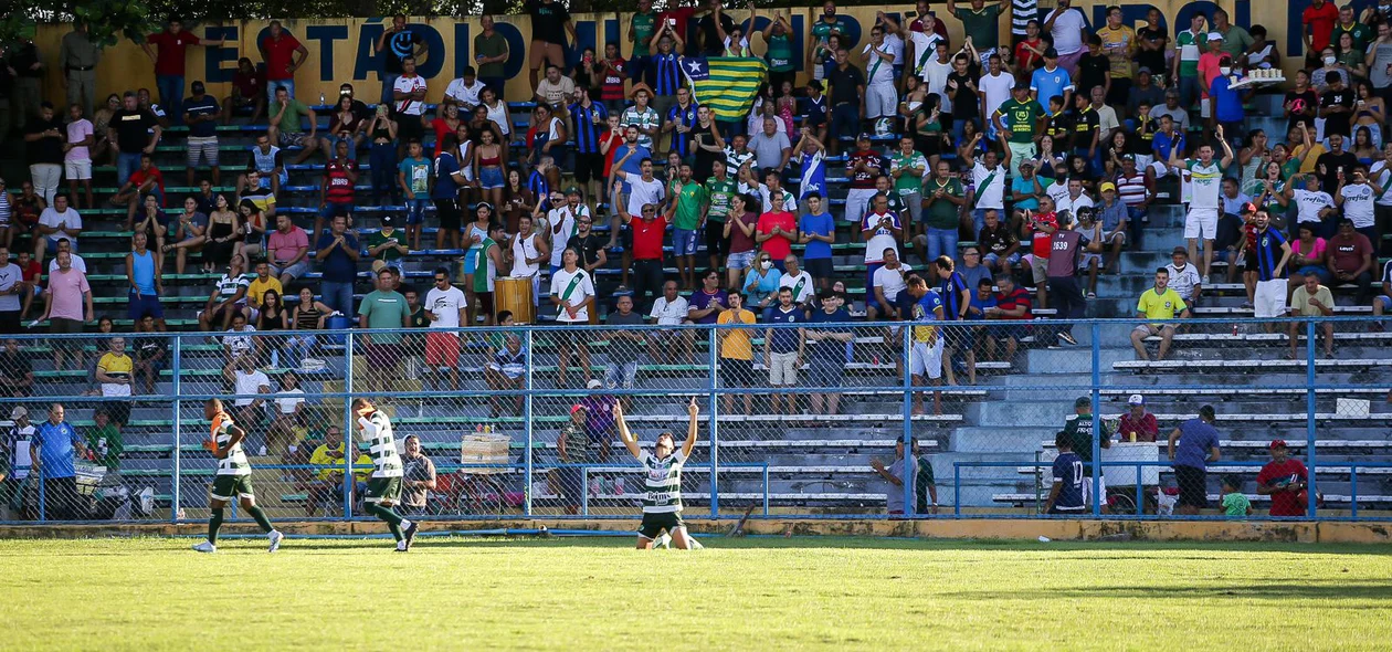 Torcida piauiense vibra em apoio ao atacante Manoel