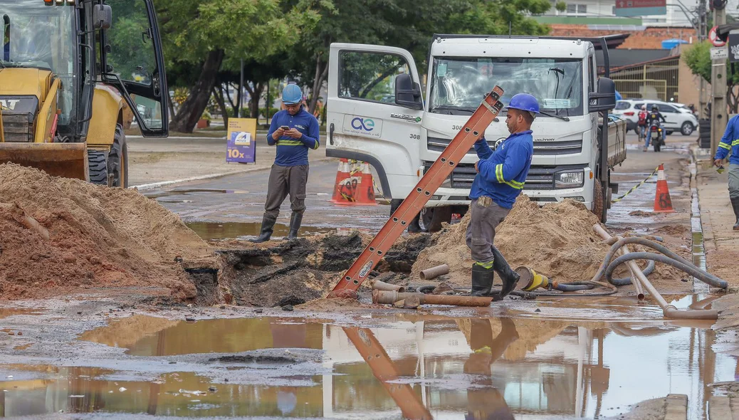 Trabalhadores continuam no local para executar a obra