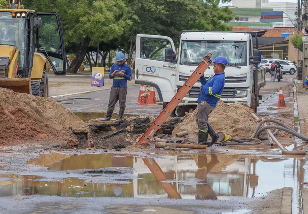 Trabalhadores continuam no local para executar a obra