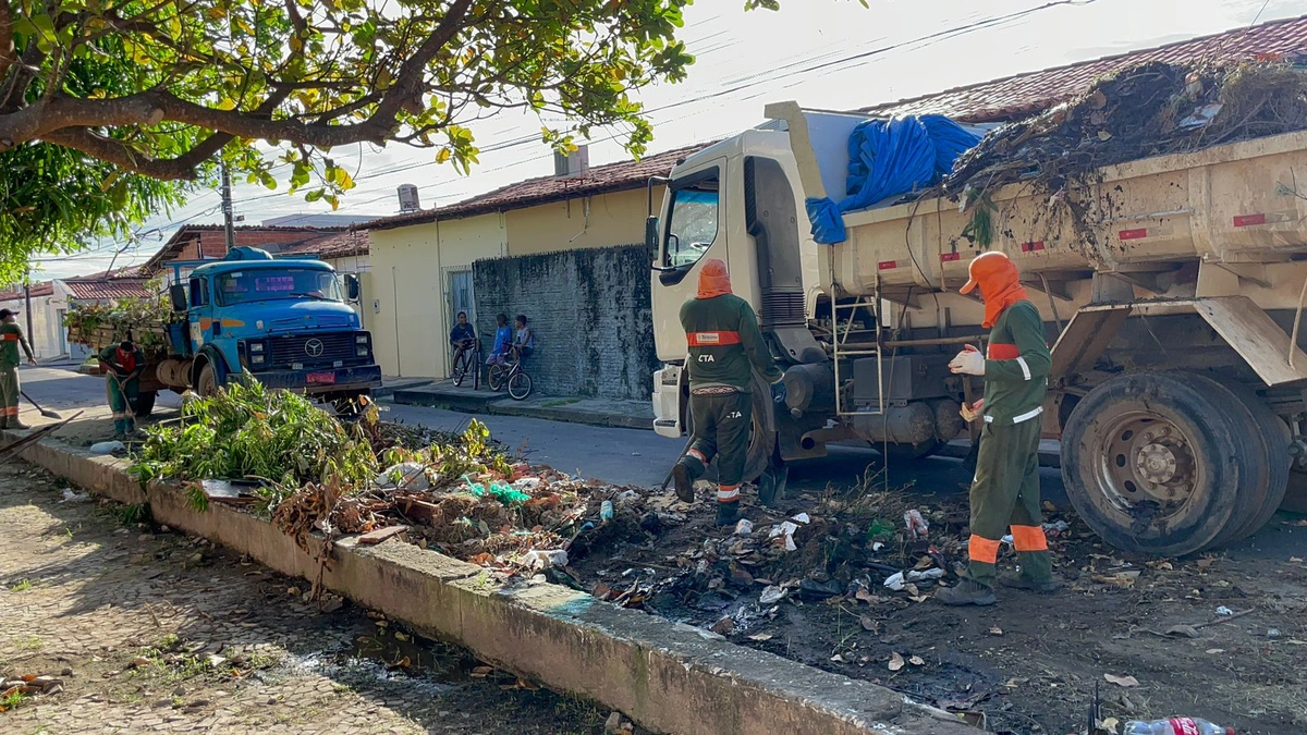 Trabalhadores fazem limpeza