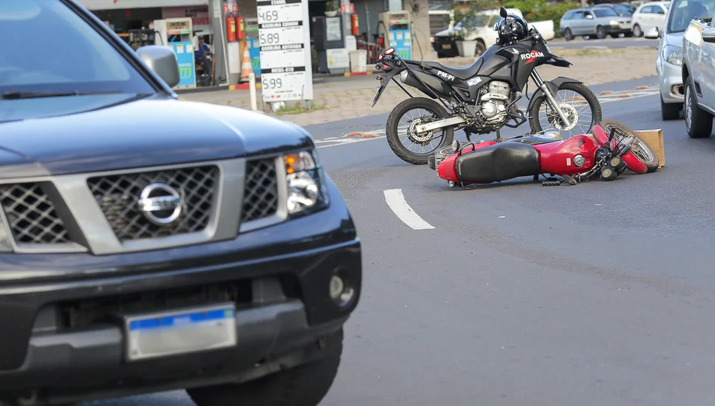 Um acidente de trânsito envolvendo uma caminhonete e uma motocicleta