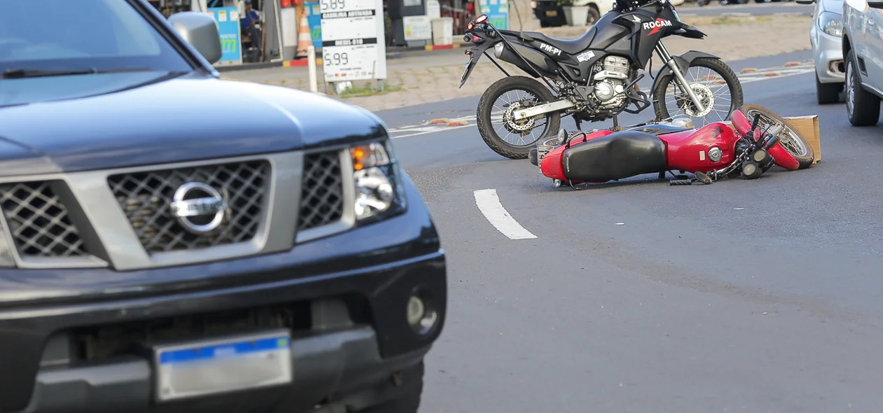 Um acidente de trânsito envolvendo uma caminhonete e uma motocicleta