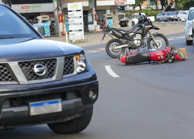 Um acidente de trânsito envolvendo uma caminhonete e uma motocicleta