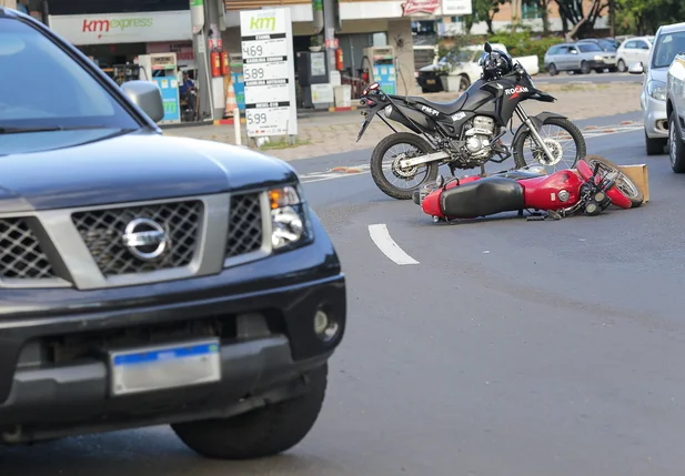 Um acidente de trânsito envolvendo uma caminhonete e uma motocicleta