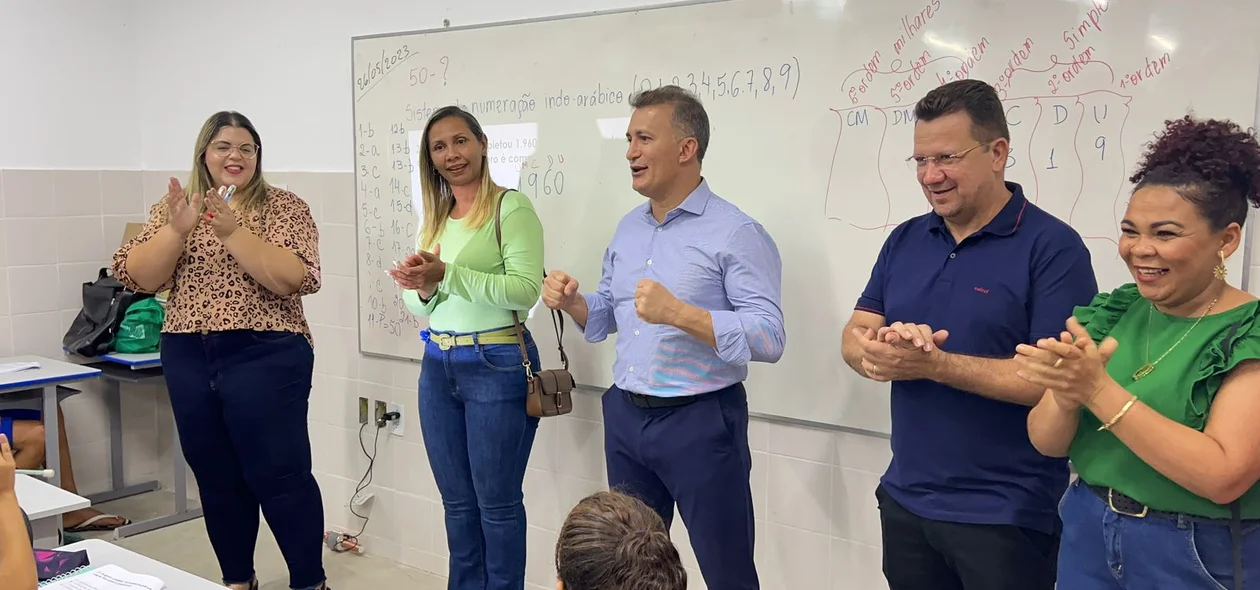 Valdeci Júnior ao lado de professores da escola
