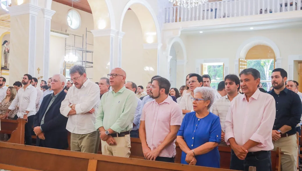 Várias autoridades na missa
