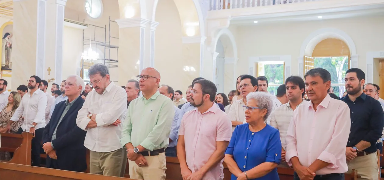 Várias autoridades na missa