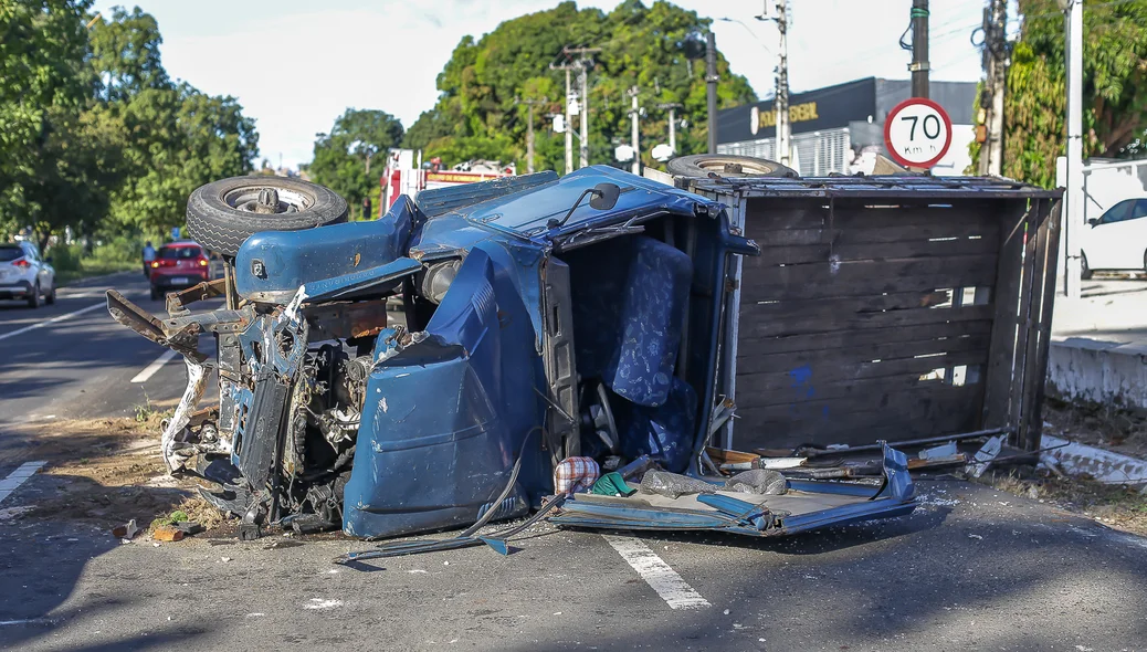 Veículo capotou na Avenida João XXIII