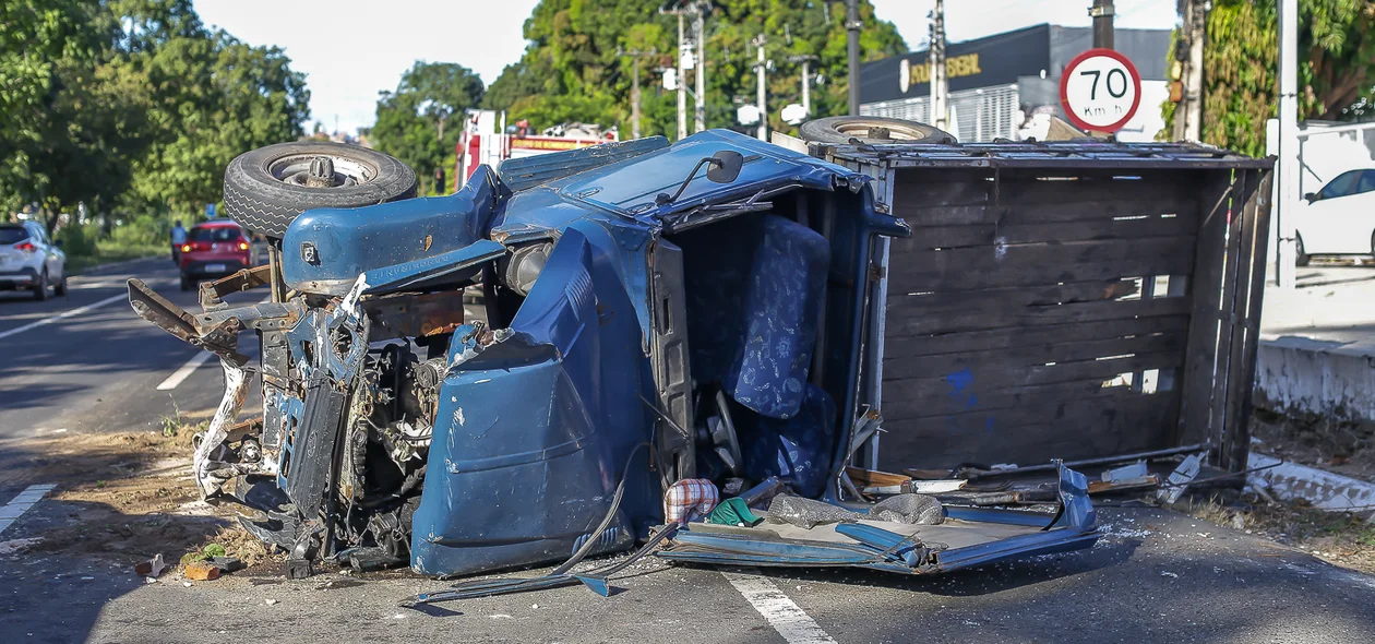 Veículo capotou na Avenida João XXIII