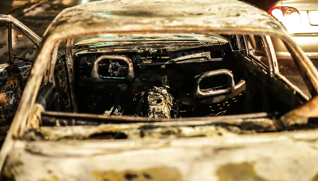 Veículo é totalmente destruído pelo fogo