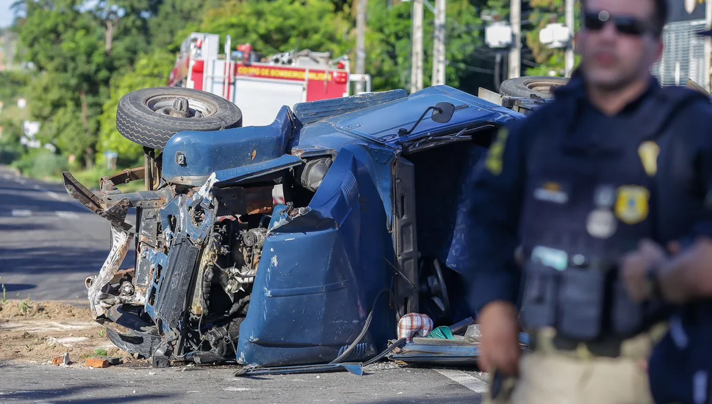 Veículo ficou destruído após acidente na João XXIII