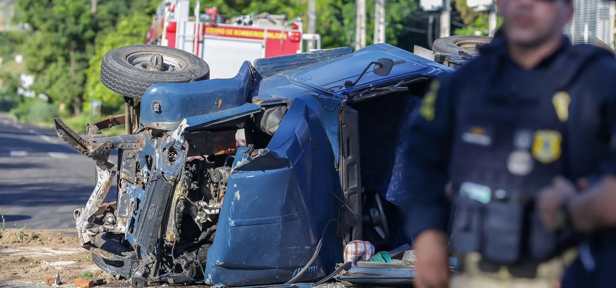 Veículo ficou destruído após acidente na João XXIII