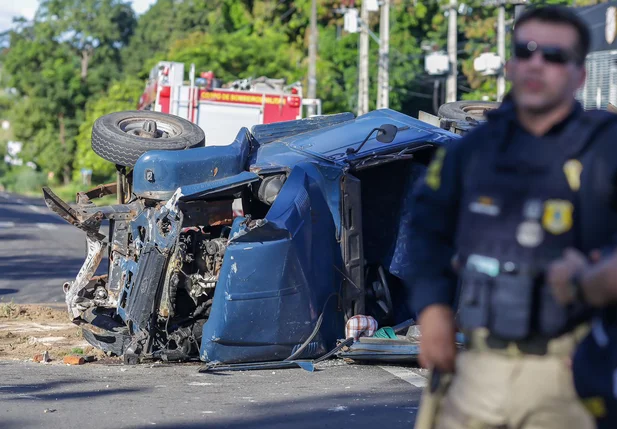 Veículo ficou destruído após acidente na João XXIII
