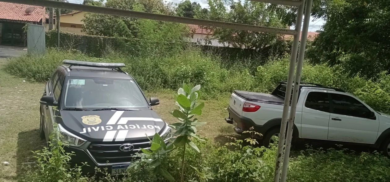 Viatura da Polícia Civil em meio ao matagal, que toma conta da Delegacia da Mulher Norte