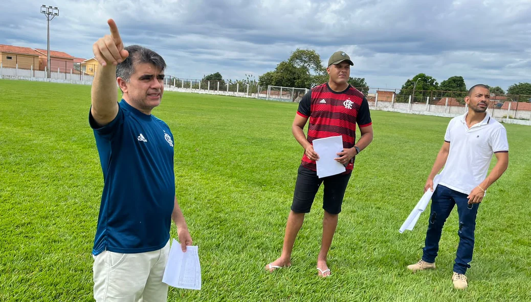 Vice-prefeito Alcindo Piauilino na inspeção do estádio