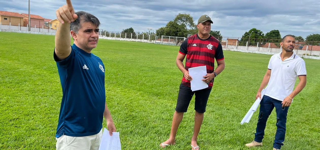 Vice-prefeito Alcindo Piauilino na inspeção do estádio