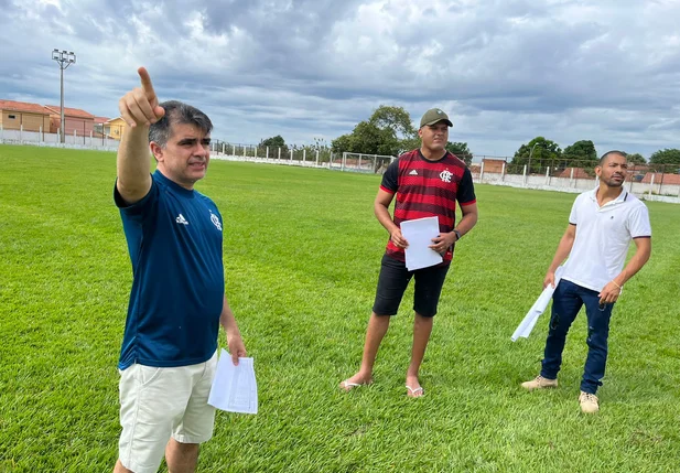 Vice-prefeito Alcindo Piauilino na inspeção do estádio