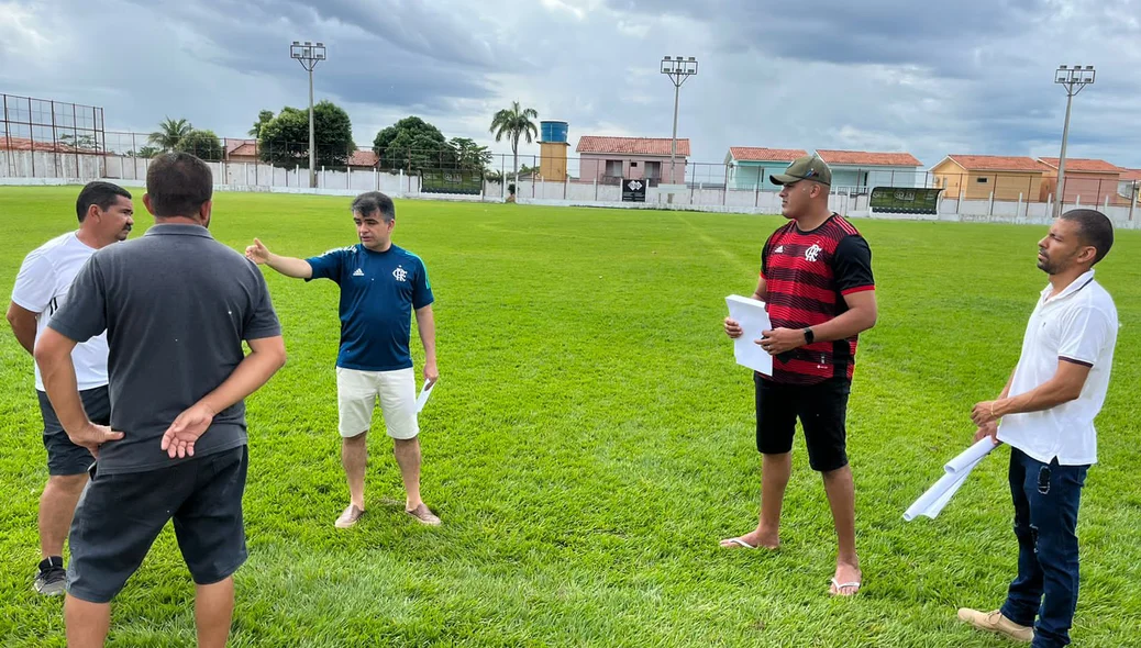 Vice-prefeito Alcindo Piauilino na inspeção do estádio municipal