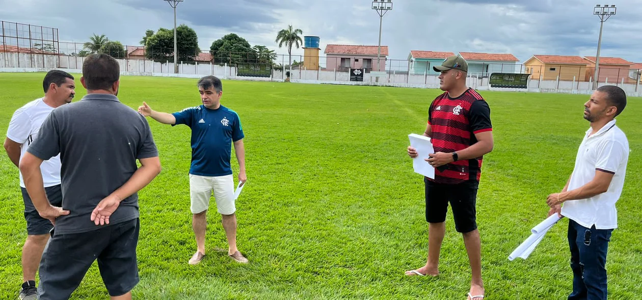 Vice-prefeito Alcindo Piauilino na inspeção do estádio municipal
