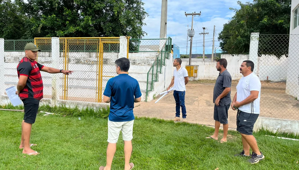 Vice-prefeito de Bom Jesus inspecionando estádio