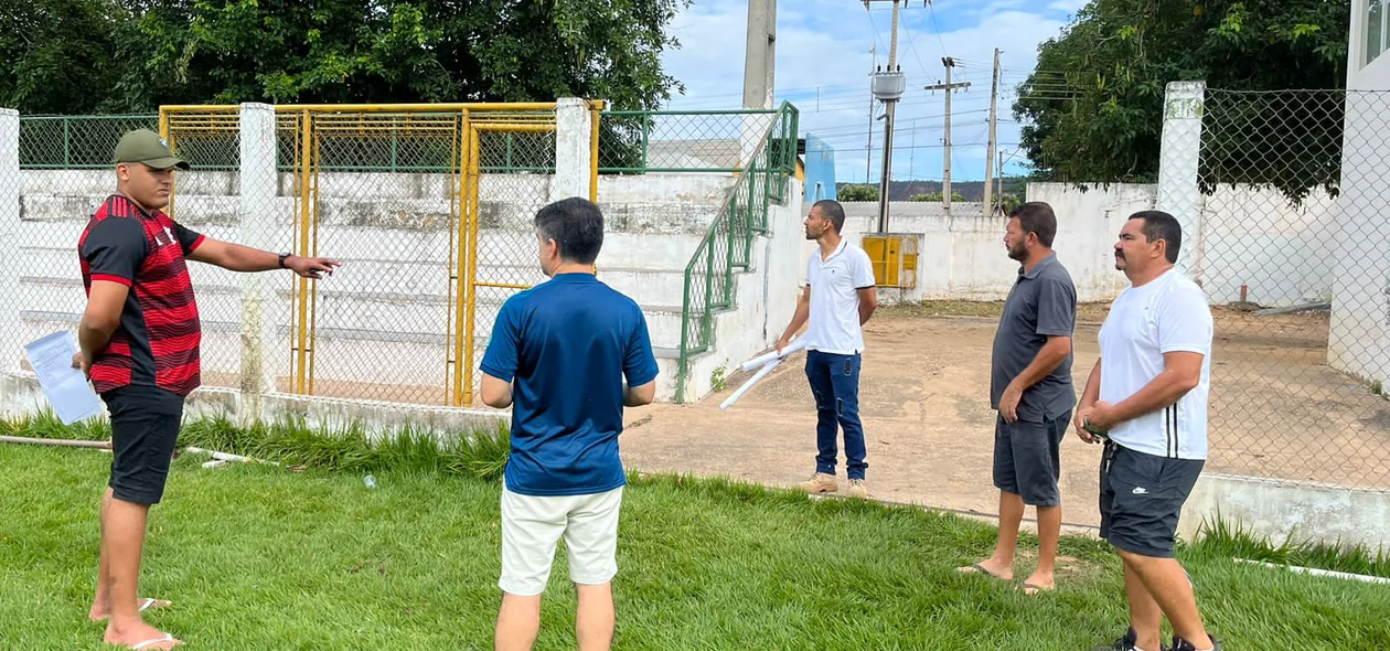 Vice-prefeito de Bom Jesus inspecionando estádio