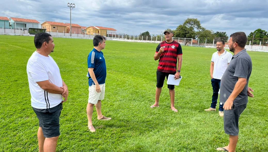 Vice-prefeito de Bom Jesus inspecionando estádio municipal