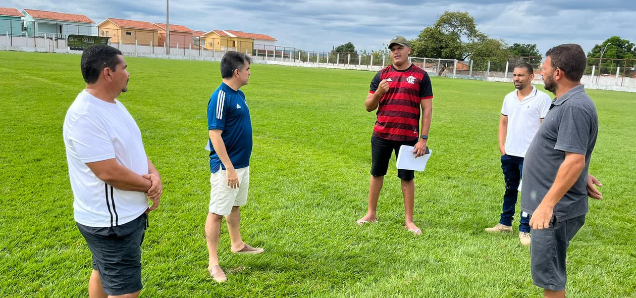 Vice-prefeito de Bom Jesus inspecionando estádio municipal