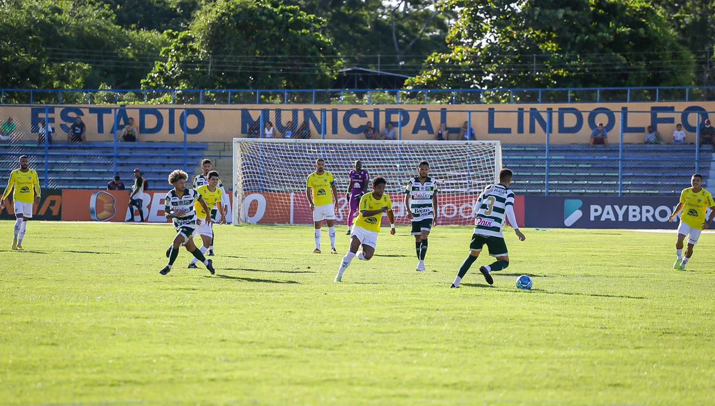 Zagueiro Marcelo tenta criar alguma jogada