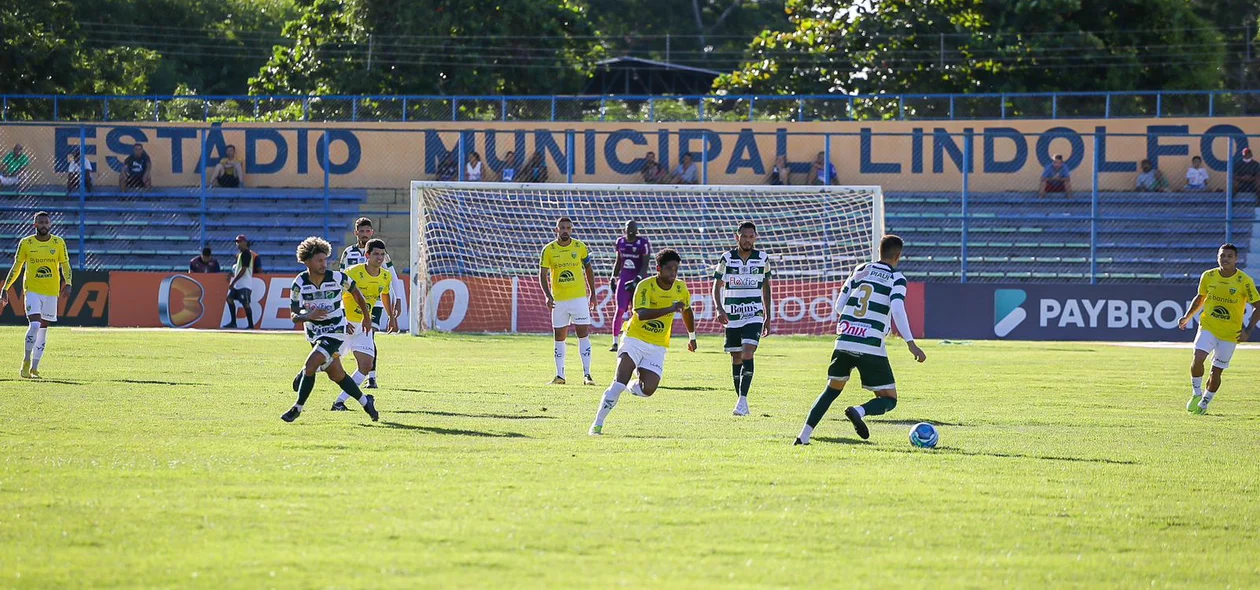 Zagueiro Marcelo tenta criar alguma jogada