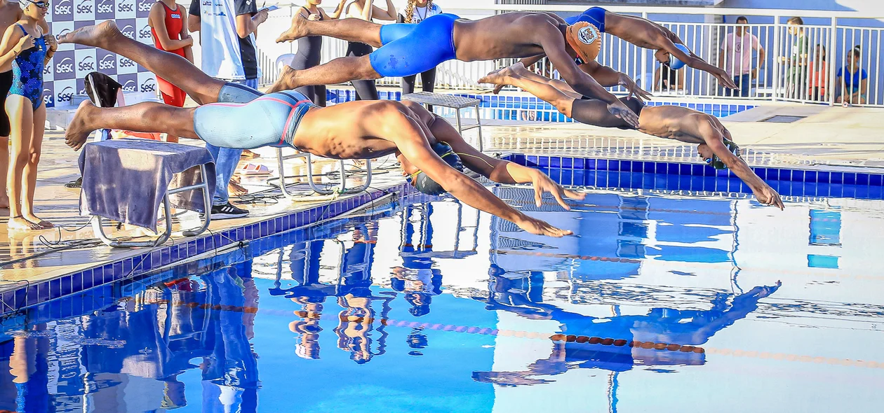 Nadadores durante o 43° Campeonato Teresinense de Natação
