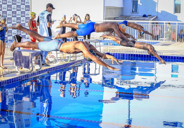 Nadadores durante o 43° Campeonato Teresinense de Natação