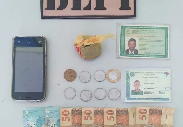 Acusados de roubo e itens apreendidos