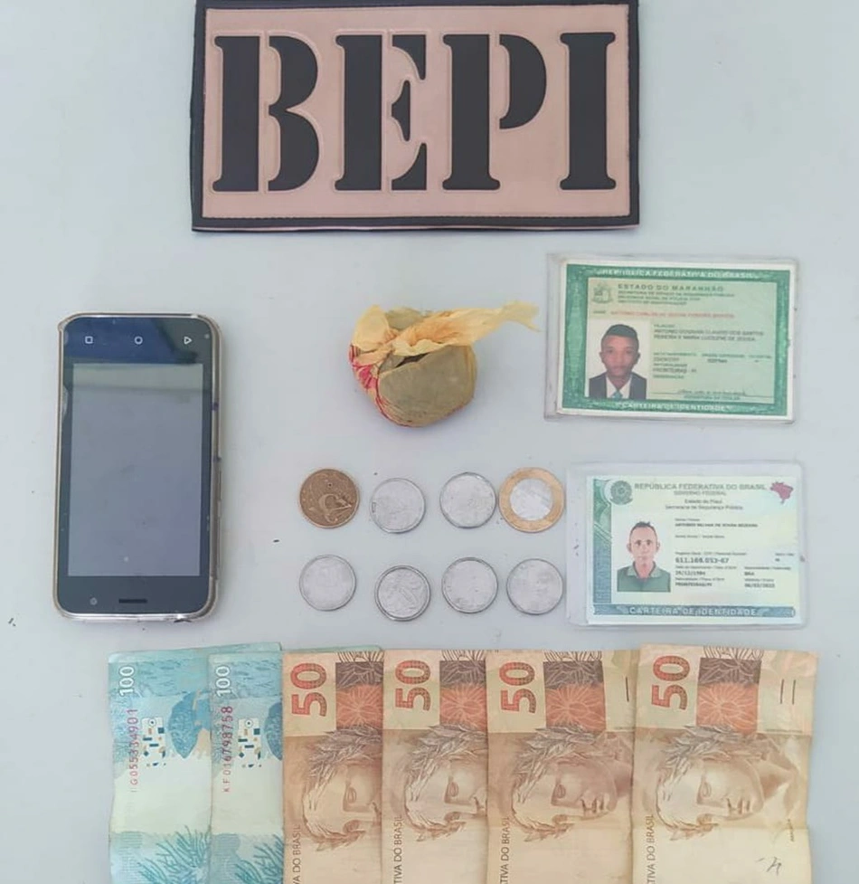 Acusados de roubo e itens apreendidos
