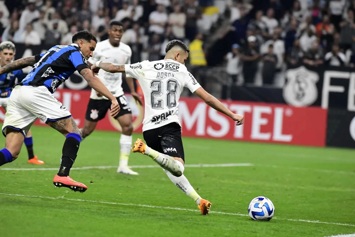 Adson marcou o terceiro gol da vitória corintiana