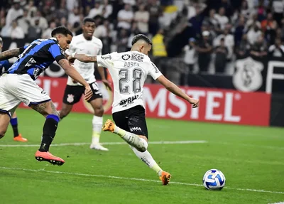 Adson marcou o terceiro gol da vitória corintiana