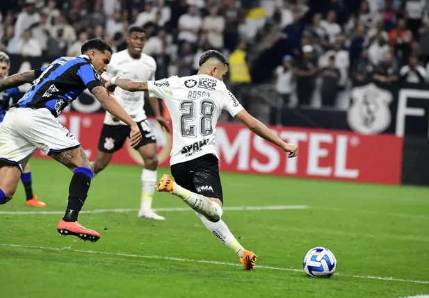 Adson marcou o terceiro gol da vitória corintiana