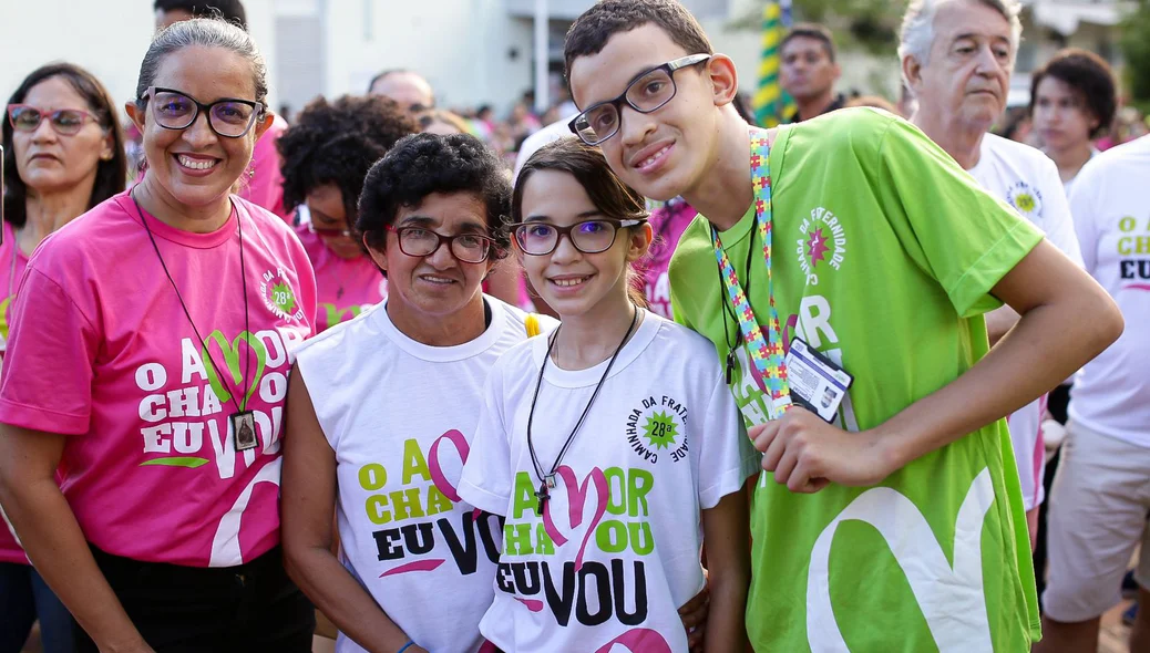 Adultos, crianças e adolescentes na caminhada