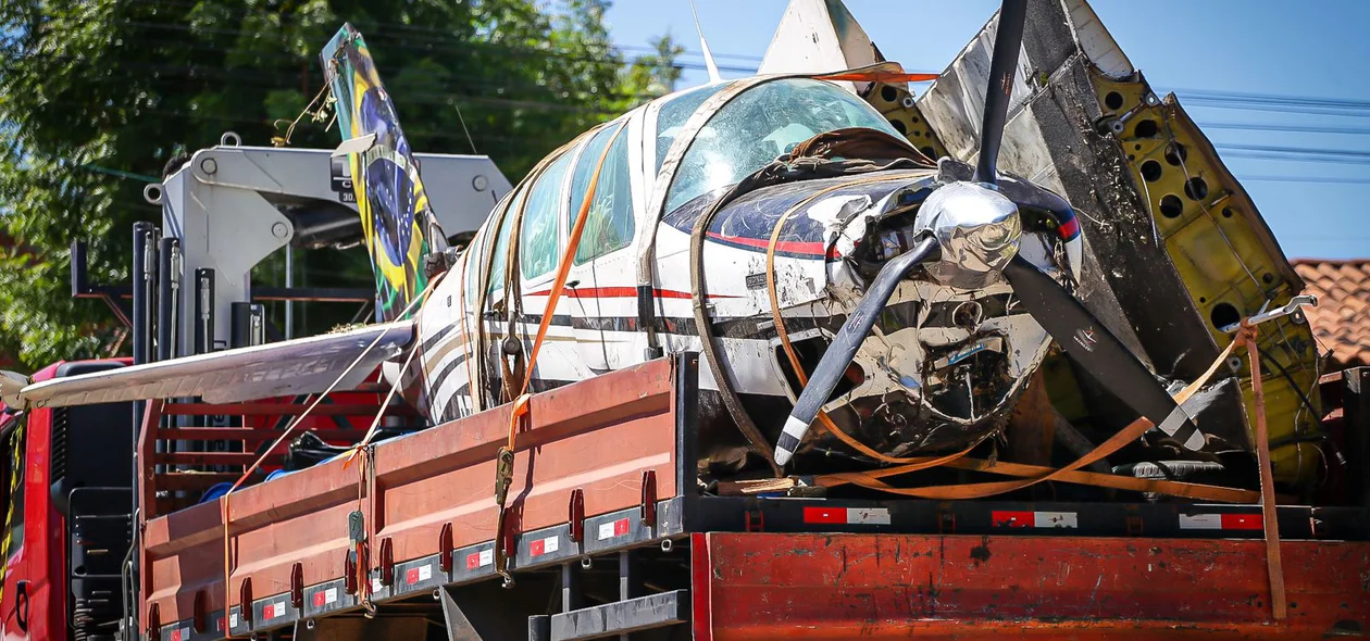 O avião foi retirado do local nesta quarta-feira