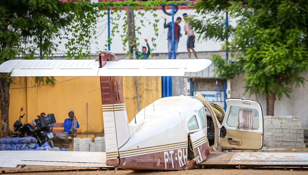 Aeronave matrícula PT-RHJ cai no campo do Bariri, bairro Vila Operária